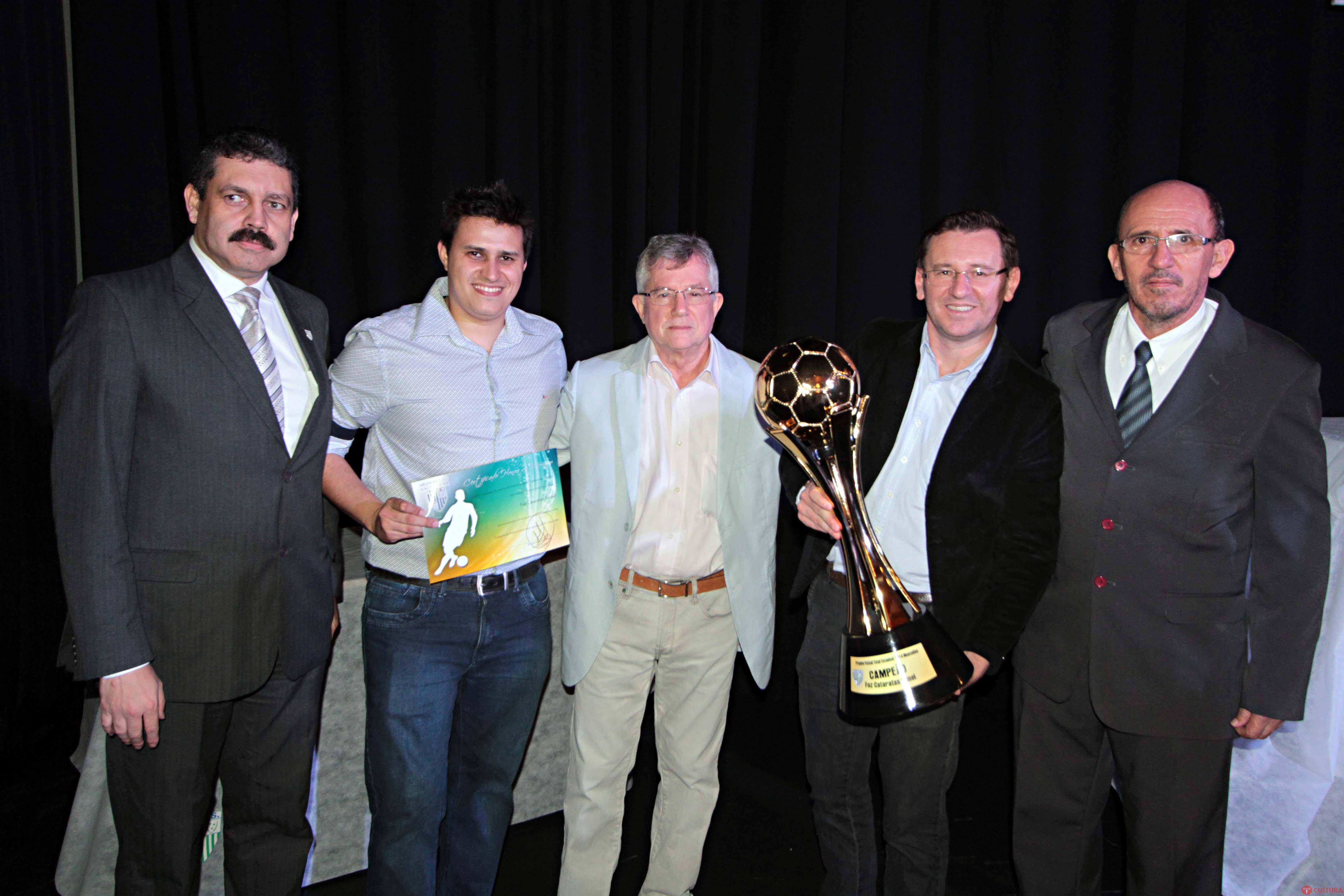 Casa Nissei/Foz Cataratas recebe o prêmio Projeto Futsal Total de 2014