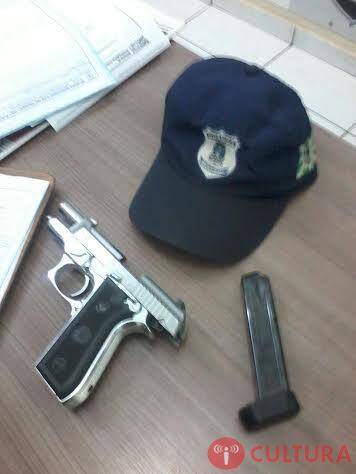Adolescentes apreendidos com veículos roubados, pistola e munições