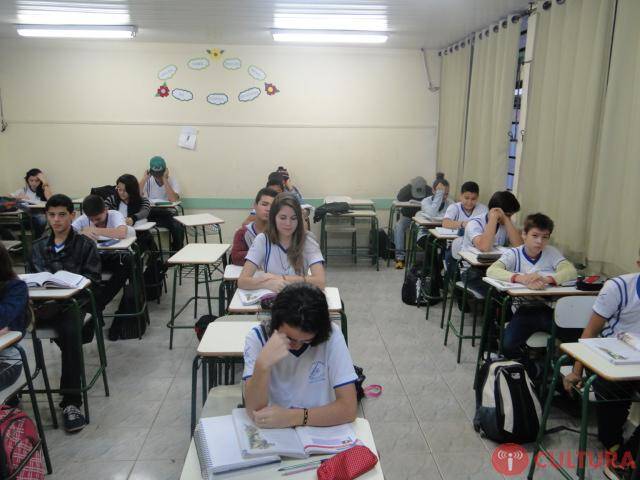 Alunos da rede estadual voltam às aulas em Foz do Iguaçu