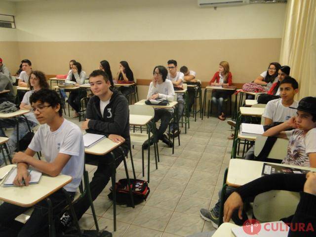 Alunos da rede estadual voltam às aulas em Foz do Iguaçu