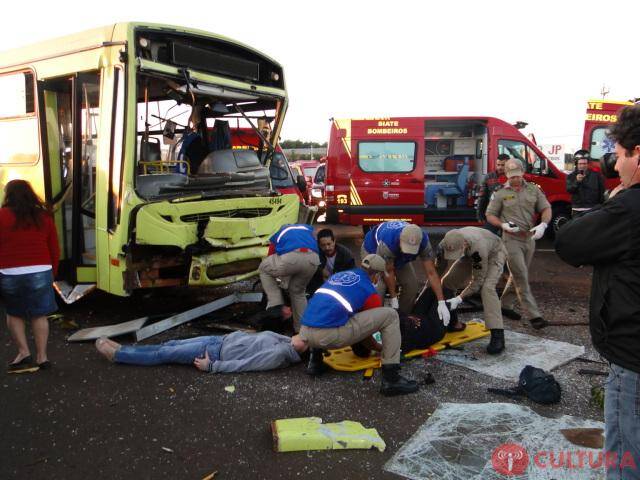 Acidente entre ônibus e caminhão de lixo deixa passageiros feridos