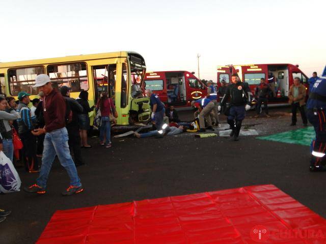 Acidente entre ônibus e caminhão de lixo deixa passageiros feridos