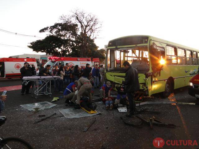 Acidente entre ônibus e caminhão de lixo deixa passageiros feridos