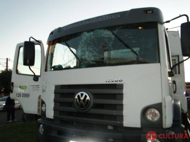 Acidente entre ônibus e caminhão de lixo deixa passageiros feridos