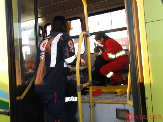 Acidente entre ônibus e caminhão de lixo deixa passageiros feridos