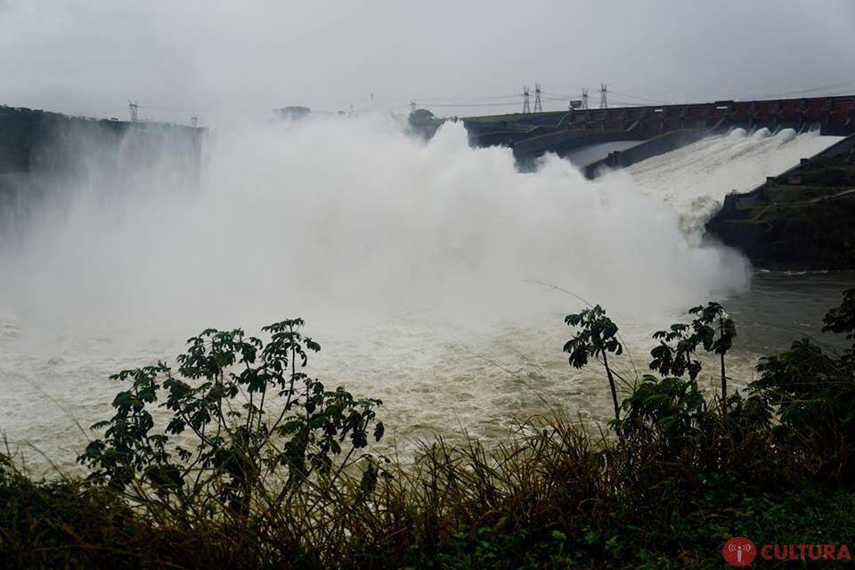 Após mais de um ano, Itaipu abre vertedouro