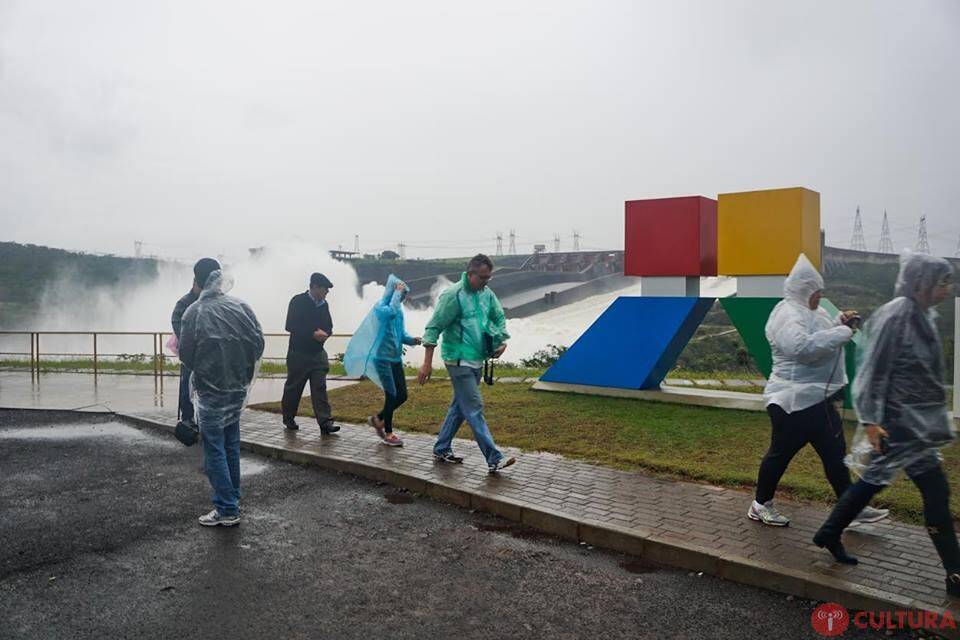 Após mais de um ano, Itaipu abre vertedouro