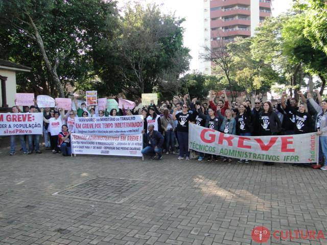 Servidores federais se manifestam na Praça do Mitre