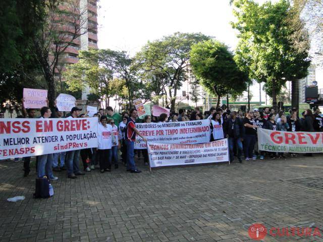 Servidores federais se manifestam na Praça do Mitre