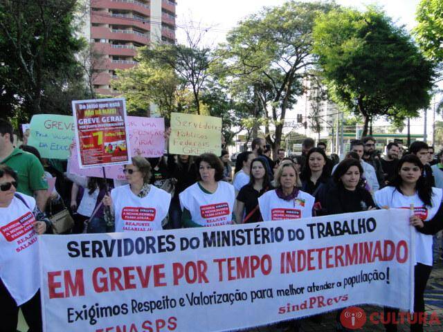 Servidores federais se manifestam na Praça do Mitre