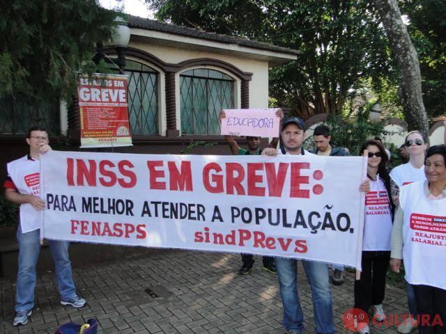 Servidores federais se manifestam na Praça do Mitre