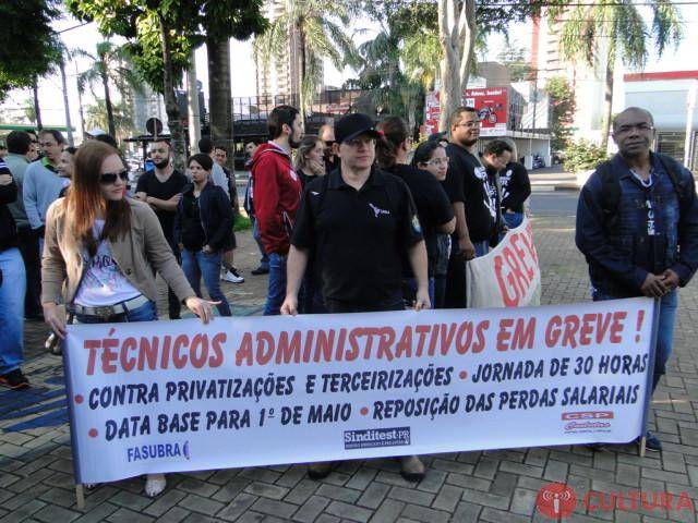 Servidores federais se manifestam na Praça do Mitre