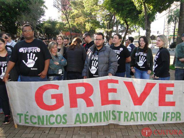 Servidores federais se manifestam na Praça do Mitre