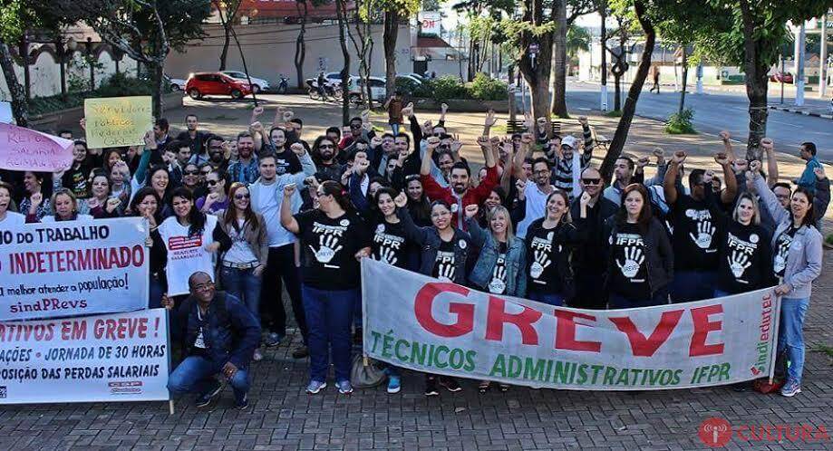 Servidores federais se manifestam na Praça do Mitre