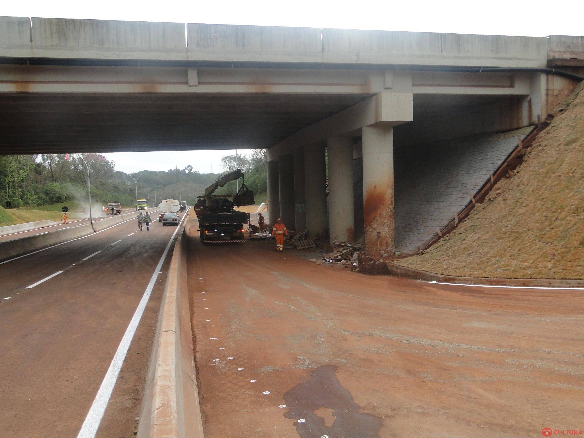 Empresa finaliza pintura de sinalização da trincheira