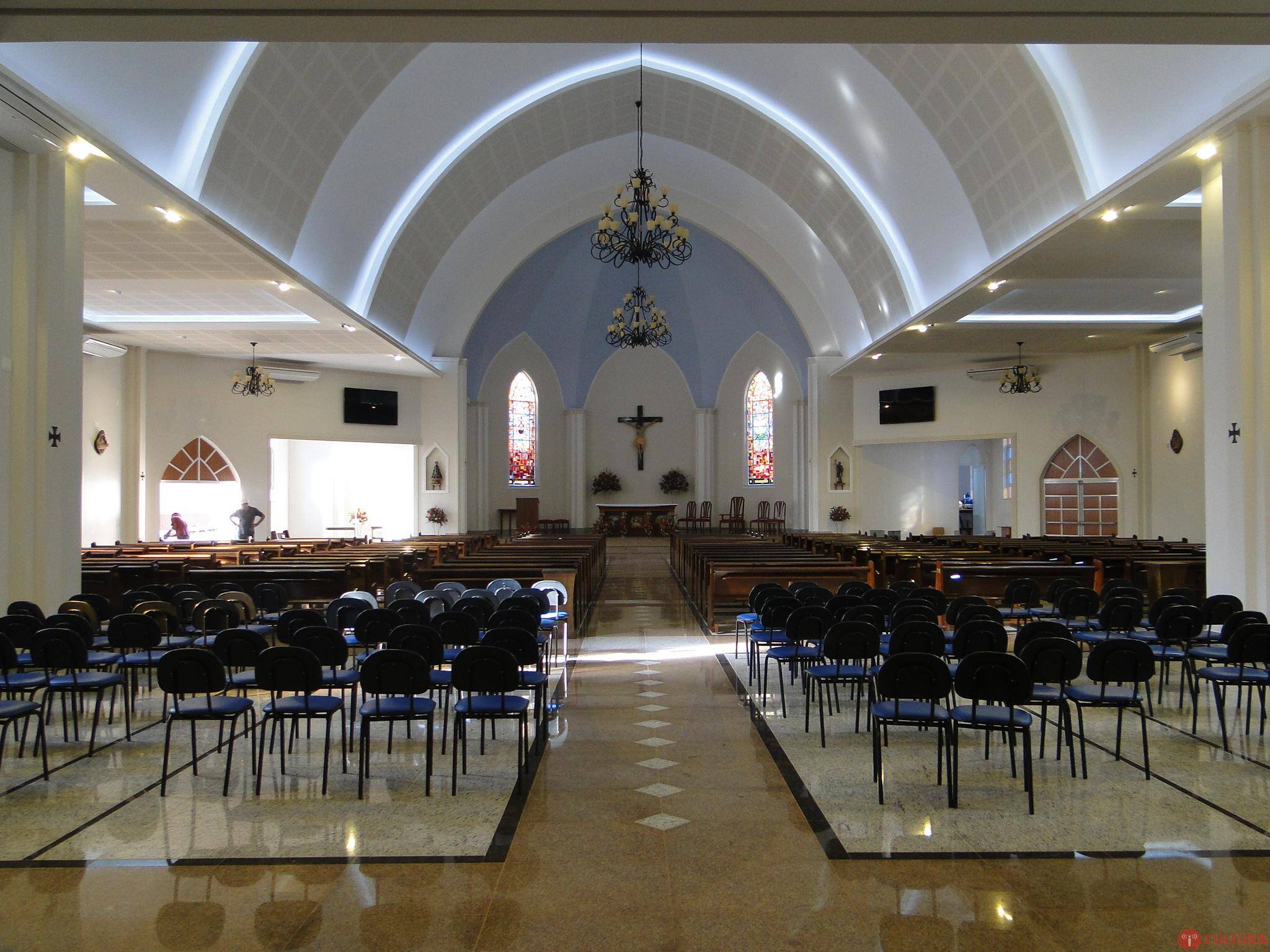 Fiéis lotam missa de reinauguração da Igreja São João Batista