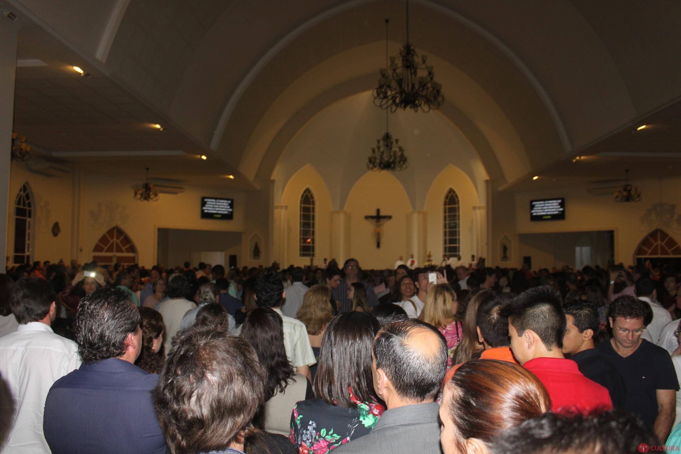 Fiéis lotam missa de reinauguração da Igreja São João Batista