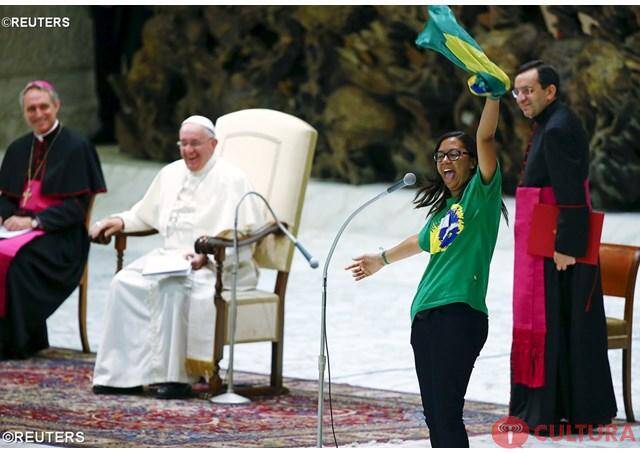 Papa pergunta a jovem brasileira quem foi melhor: Pelé ou Maradona?