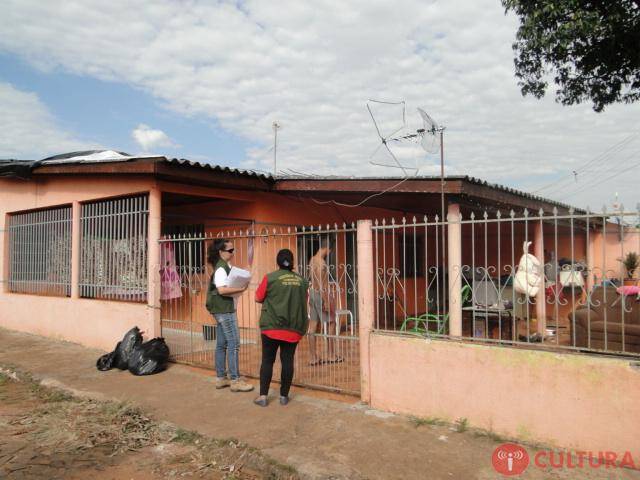 Entrega de telhas e mantimentos às famílias atingidas pela chuva