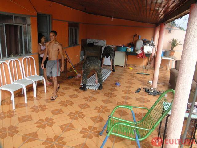 Entrega de telhas e mantimentos às famílias atingidas pela chuva