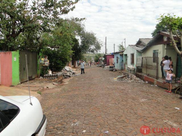 Entrega de telhas e mantimentos às famílias atingidas pela chuva