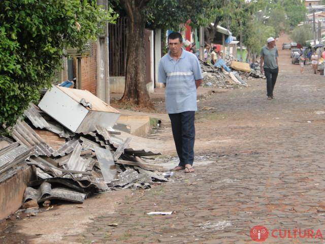 Entrega de telhas e mantimentos às famílias atingidas pela chuva