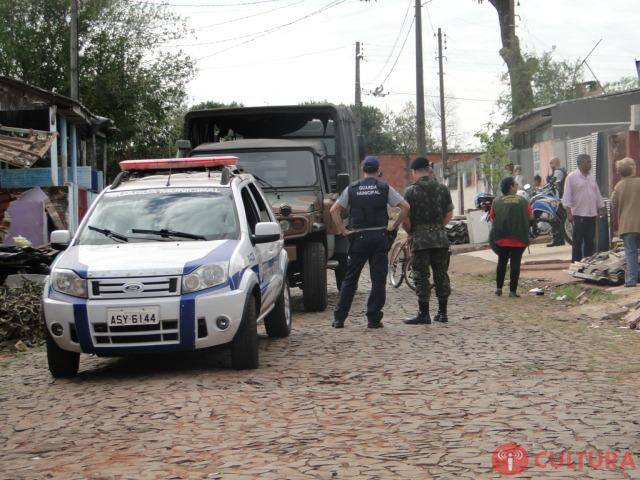 Entrega de telhas e mantimentos às famílias atingidas pela chuva