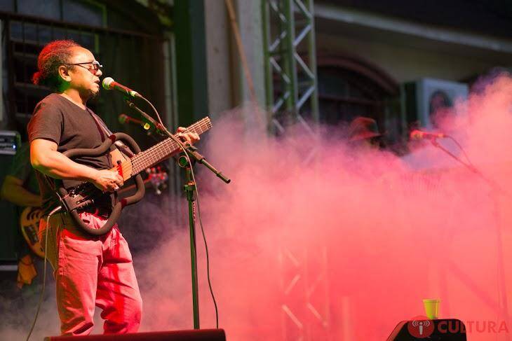 Público prestigia abertura da Feira do Livro, com show de Chico César