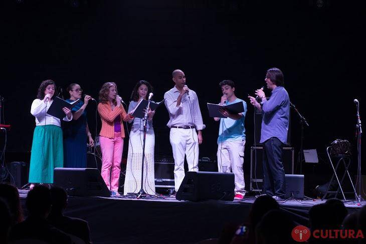 Público prestigia abertura da Feira do Livro, com show de Chico César