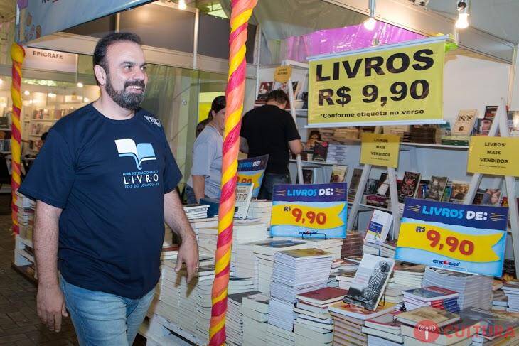 Público prestigia abertura da Feira do Livro, com show de Chico César