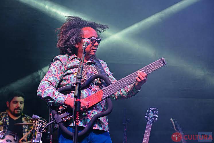 Público prestigia abertura da Feira do Livro, com show de Chico César