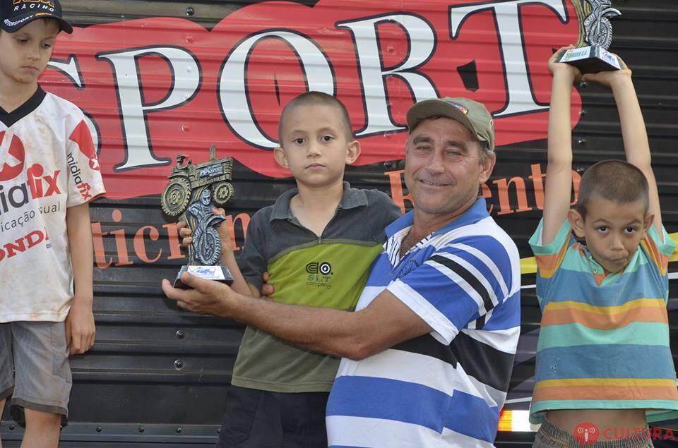 Dupla iguaçuense participa de campeonato de Motocross no Paraguai