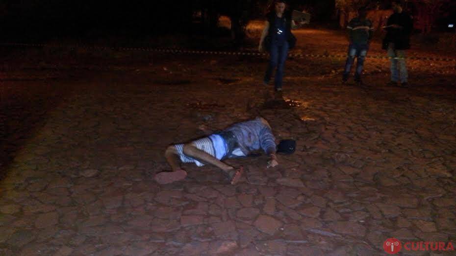 Mesmo depois de morto a tiros, vítima é agredida a pedrada