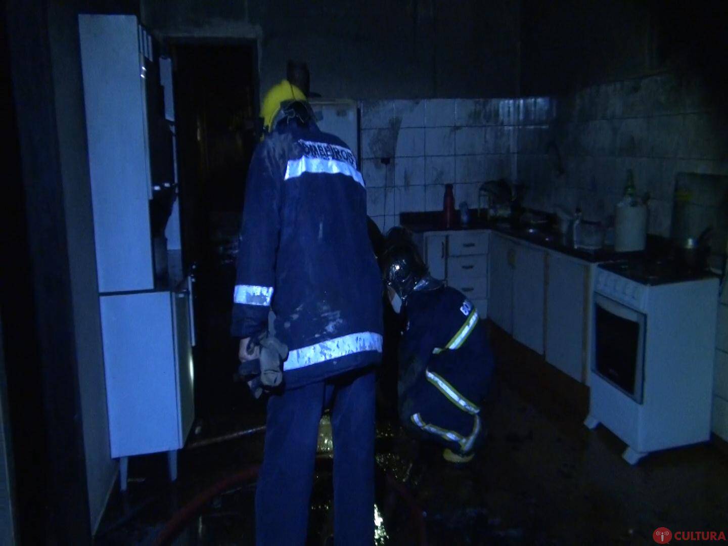 Incêndio deixa 5 feridos em casa do Porto Belo