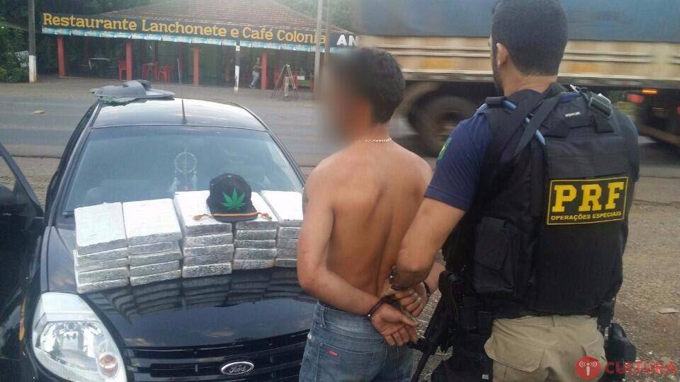 Polícia aborda homem de boné com desenho de maconha e encontra 42,5kg da droga