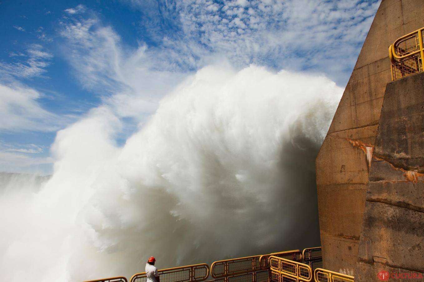 Abertura total do vertedouro atrai mais de 10 mil pessoas em Itaipu