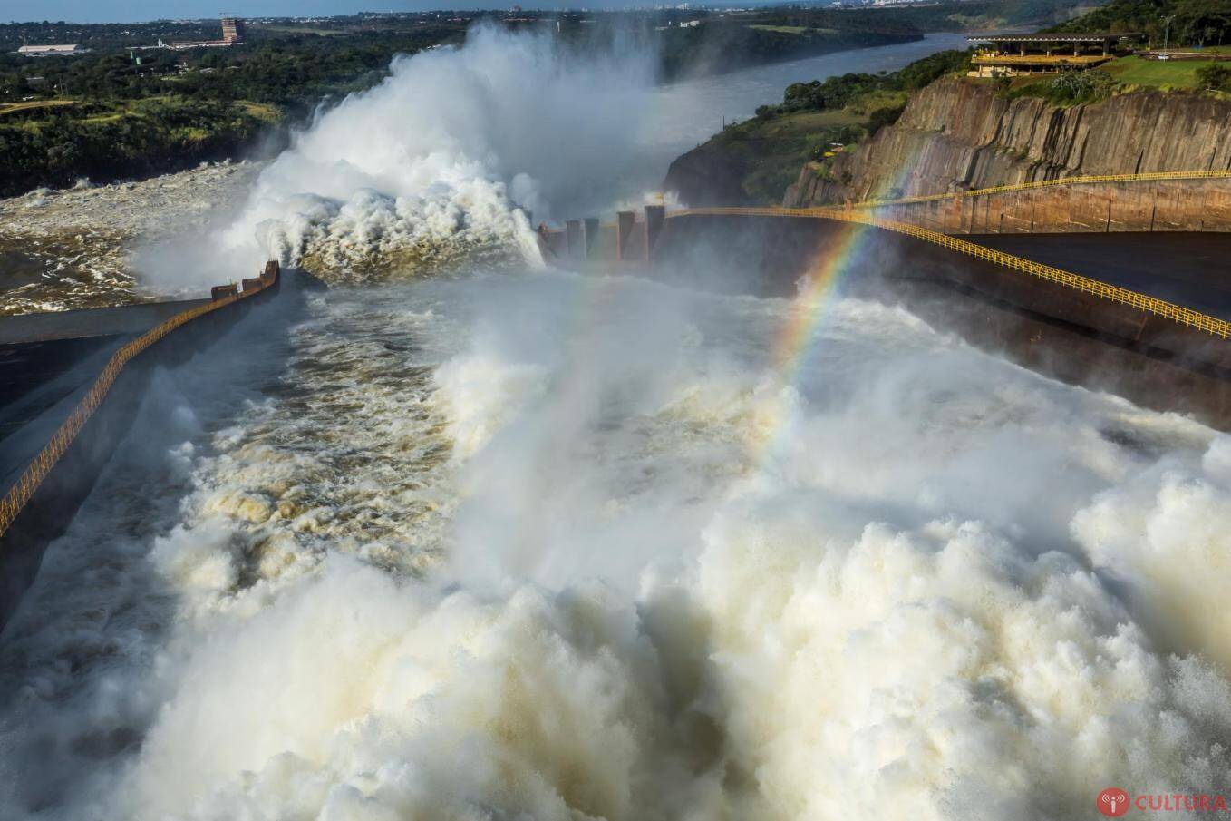 Abertura total do vertedouro atrai mais de 10 mil pessoas em Itaipu