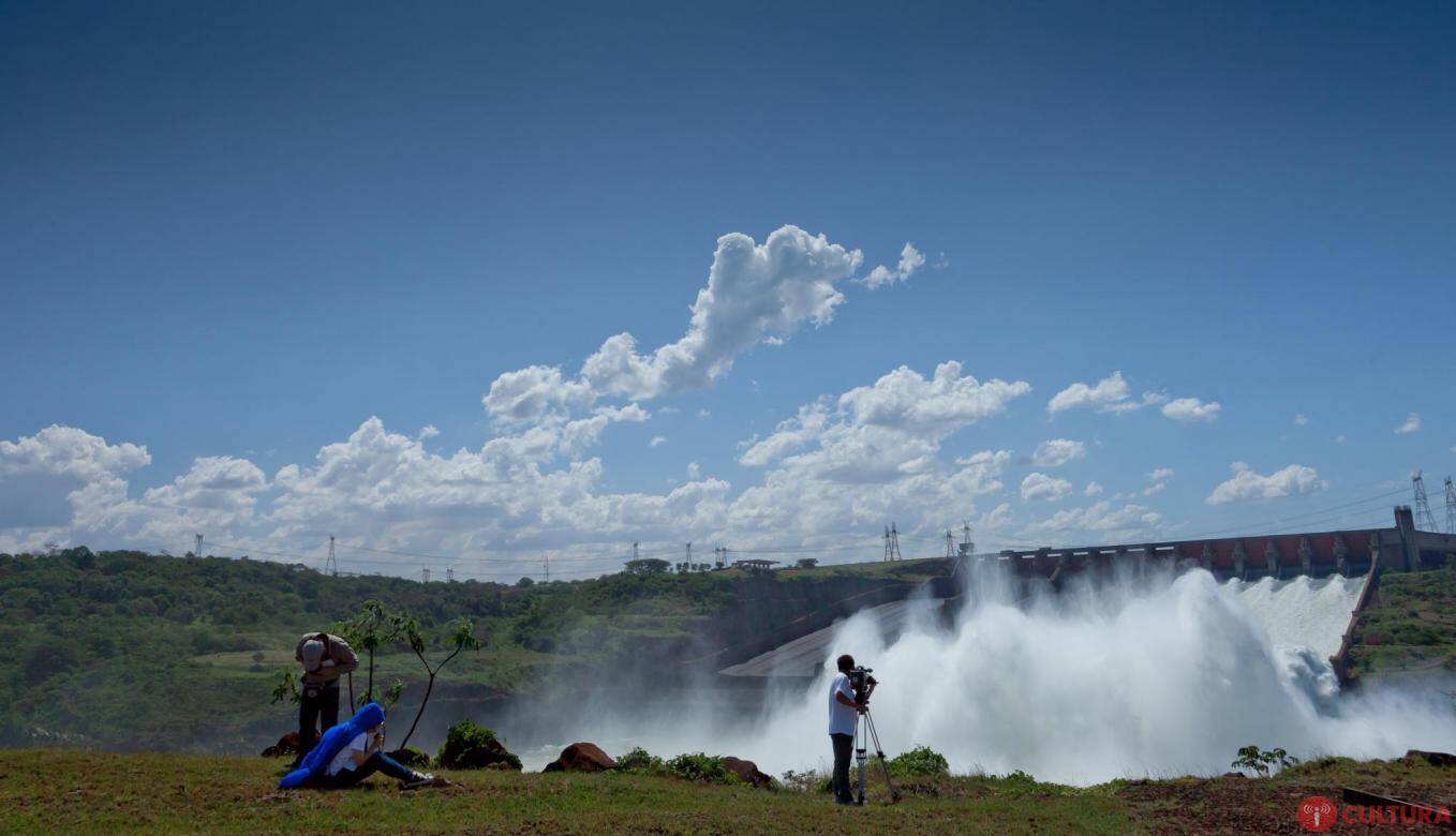 Abertura total do vertedouro atrai mais de 10 mil pessoas em Itaipu
