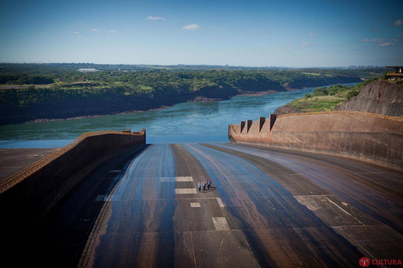 Abertura total do vertedouro atrai mais de 10 mil pessoas em Itaipu