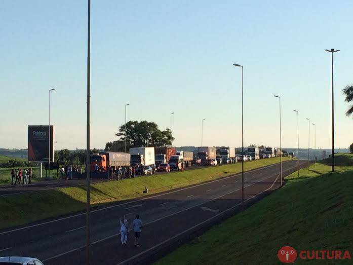 Caminhoneiros iniciam bloqueio no oeste paranaense