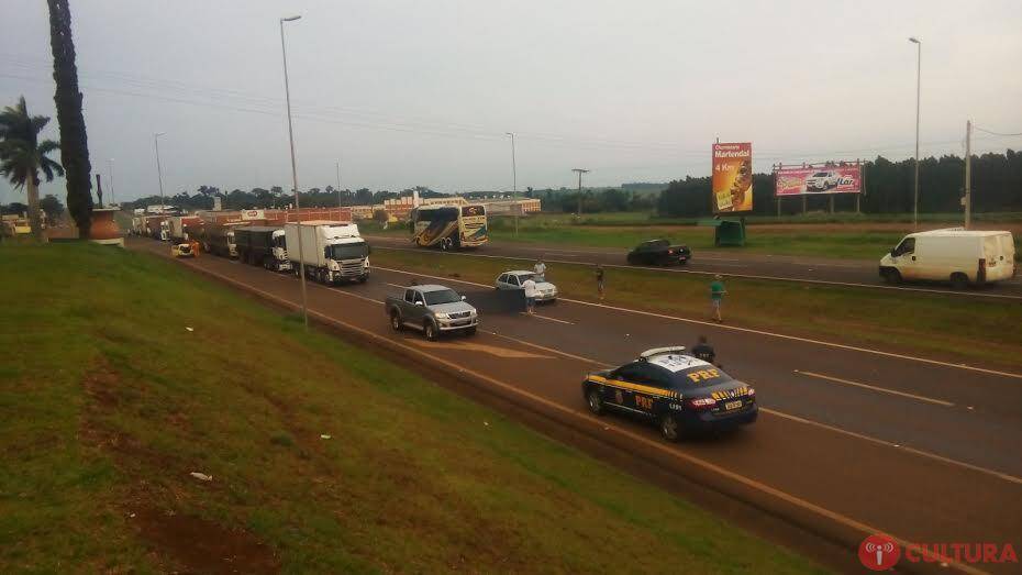 Caminhoneiros continuam bloqueio na BR 277, em Medianeira