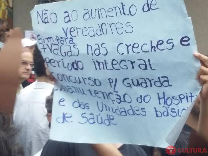 Em meio a tumulto, projeto de aumento de vereadores é retirado