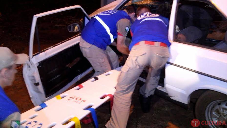 Motorista bate em poste e fica gravemente ferido