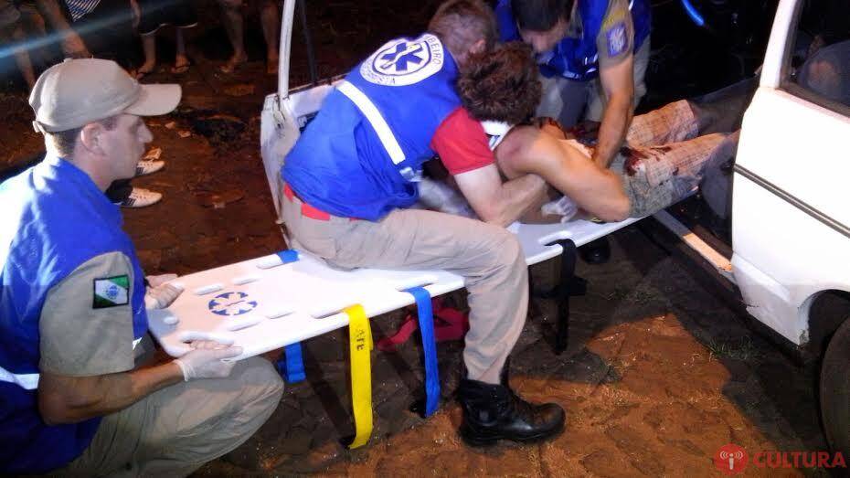 Motorista bate em poste e fica gravemente ferido