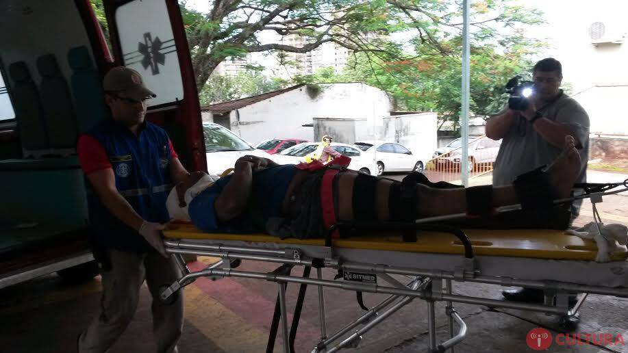 Trabalhadores ficam feridos ao cair de telhado