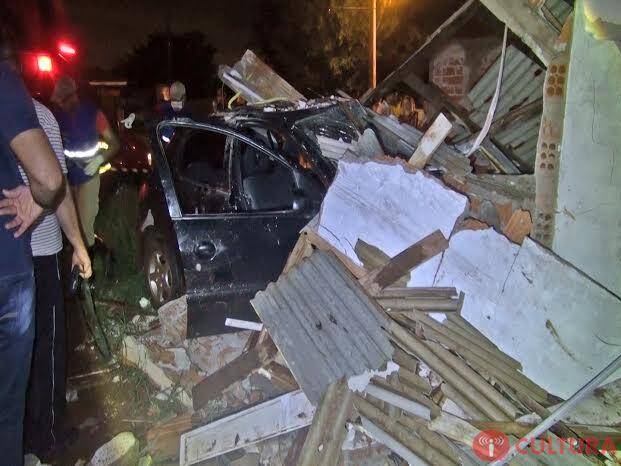 Motorista morre após colidir contra o muro de uma casa