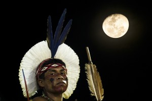 Palmas - Fotografia em dupla exposição de Índio da etnia Pataxó e lua no sexto dia de competições (Marcelo Camargo/Agência Brasil)