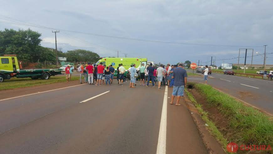 Carro capota na BR 277, entrada de Foz do Iguaçu