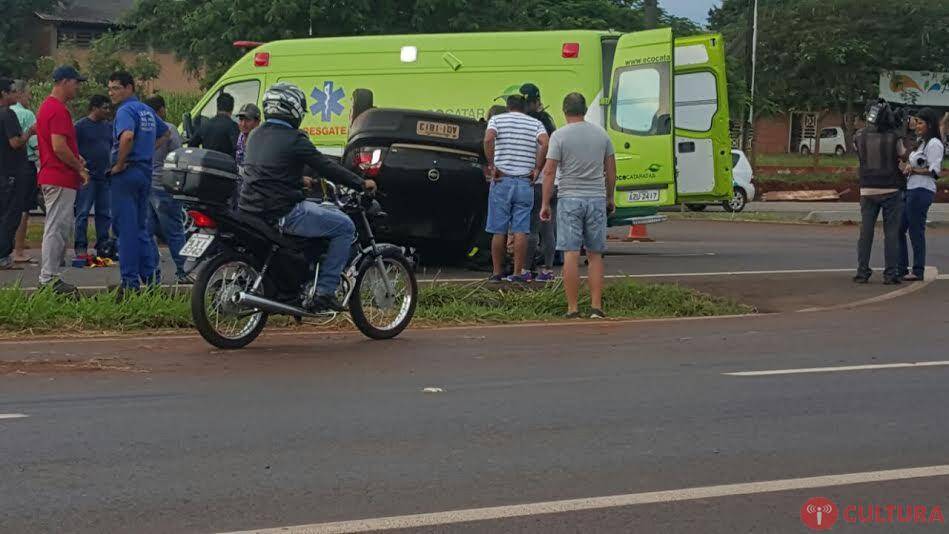 Carro capota na BR 277, entrada de Foz do Iguaçu