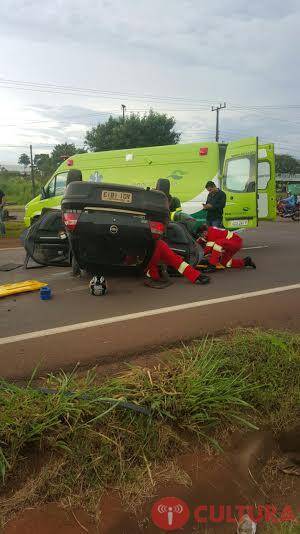 Carro capota na BR 277, entrada de Foz do Iguaçu